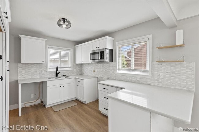 Building Photo - 6118 Amboy St