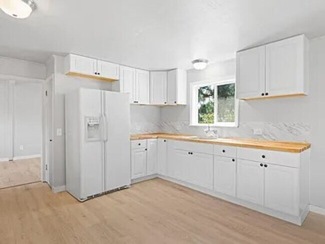 Building Photo - Discover Serenity by the Rogue River in th...