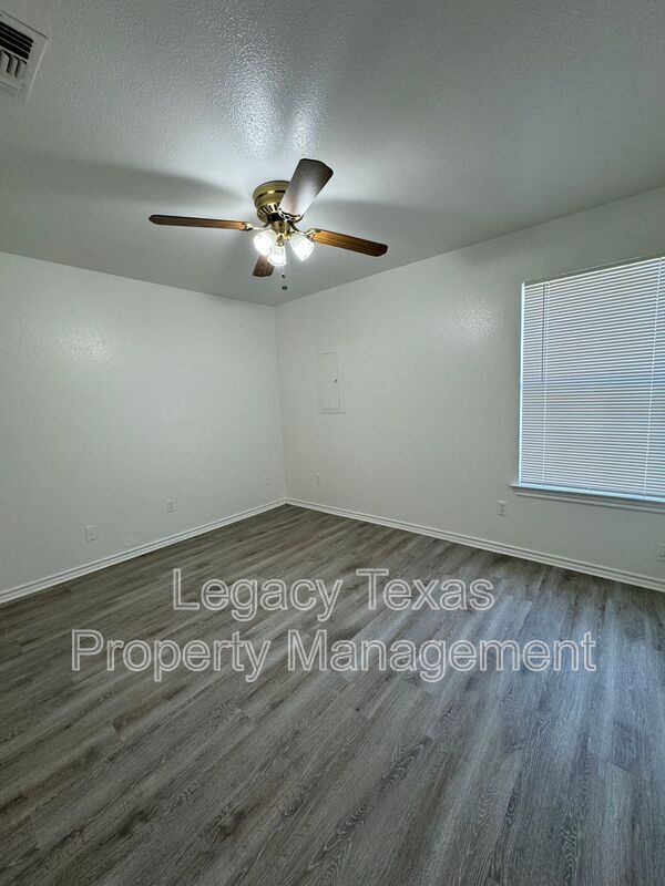 Building Photo - 701 Miracle Ln