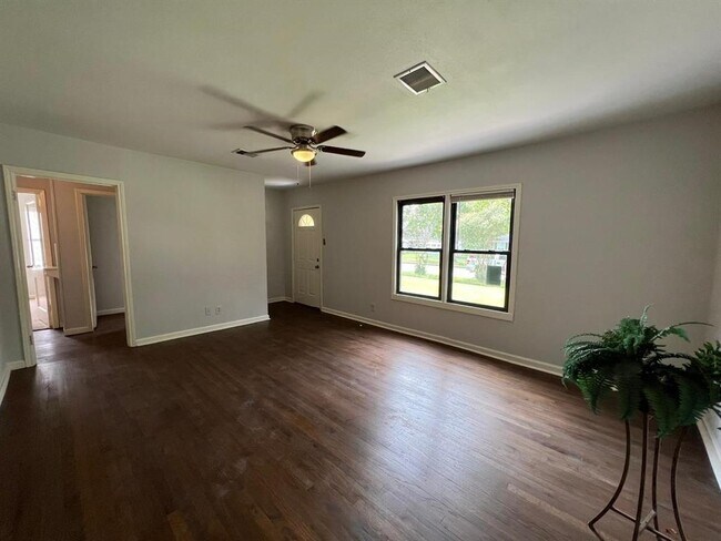 Building Photo - 1107 Mobile Dr