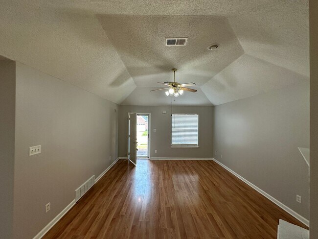 Building Photo - Lovely Cordova home. Fresh Paint and New Carpet! Fenced backyard and eat in kitchen. Pets are wel...