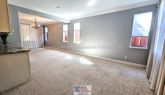 Foto del edificio - 5 Bedroom Carmichael Home + Large Bonus Room | 3-Car Garage & RV/Boat Parking