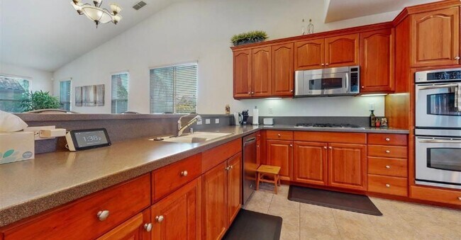 Building Photo - Beautiful 3 Bedroom, 2.5 Bath Antioch home...
