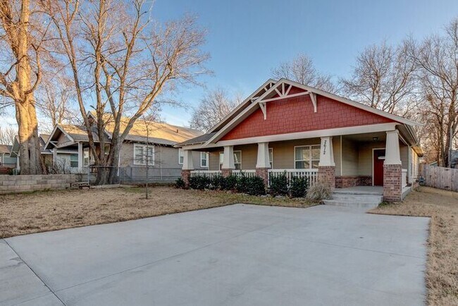 Building Photo - 3/2 Open And Bright Craftsman!