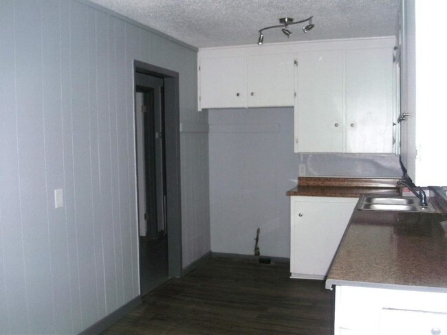 Building Photo - 2468 N Vandalia Ave