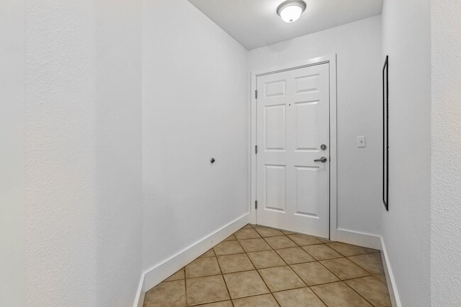 Foto del edificio - Uptown 2 bedroom 1 bath with garage parkin...