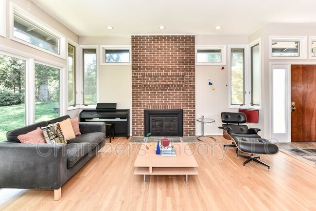 Building Photo - 208 Yeonas Dr SW