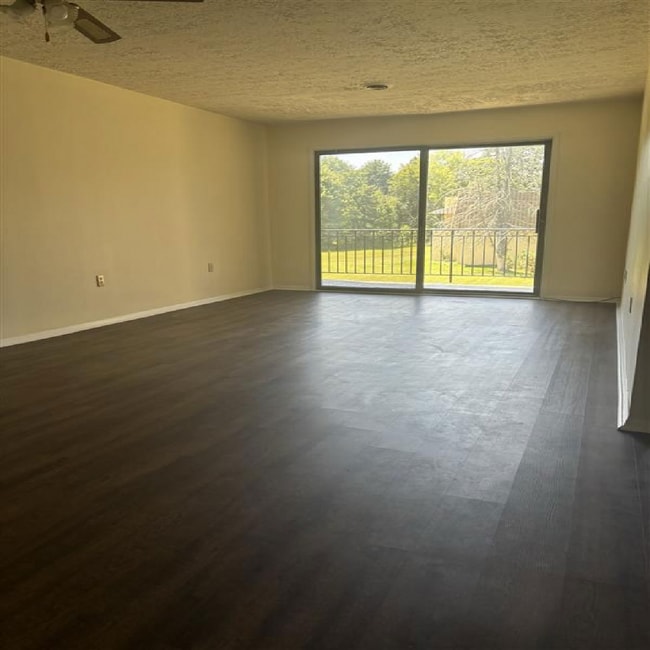 Building Photo - 2000 Country Club Apartment