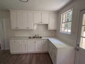 Building Photo - 122 Oak Forest Dr