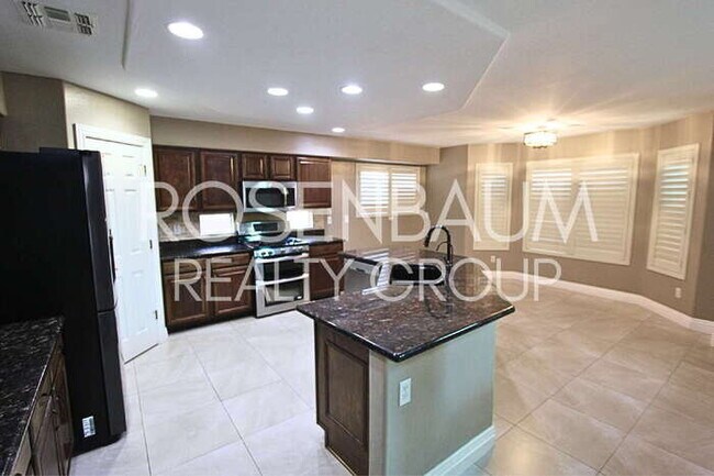Building Photo - Stunning 4-bedrooms, 3.5 baths home with a...