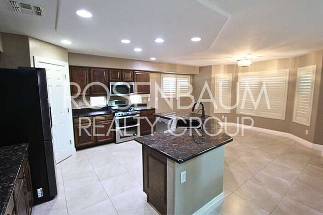 Foto del edificio - Stunning 4-bedrooms, 3.5 baths home with a...