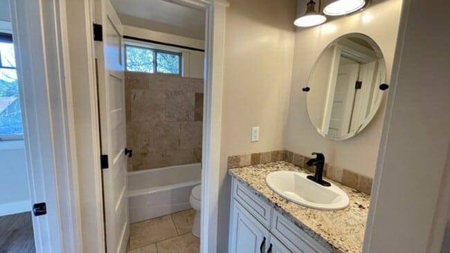 Foto del edificio - Extensively Renovated 3 Bedroom, 2 Bathroom Charmer in the Historic Railroad District