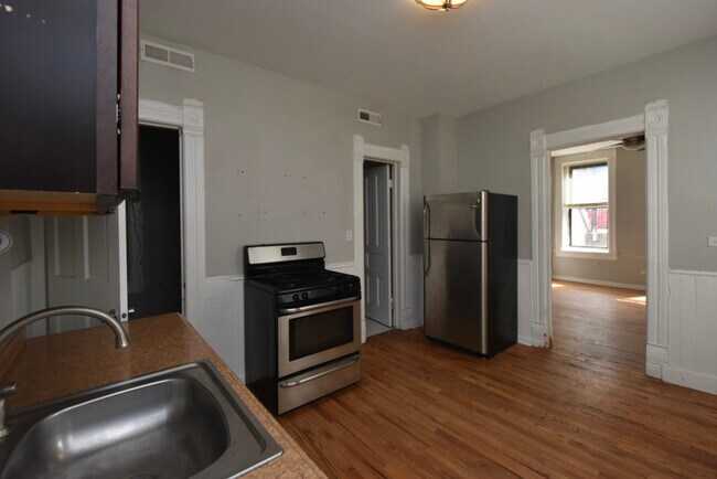 Building Photo - 1248 N Greenview Ave