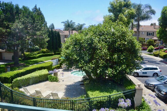 Foto del edificio - Beautiful UTC Townhome at the Renaissance Capri, with Loft, Fireplace, Garage & Resort Amenities