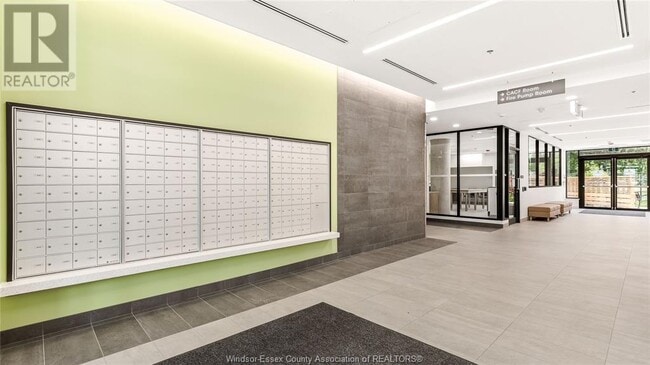 Building Photo - 3100 Meadowbrook Ln