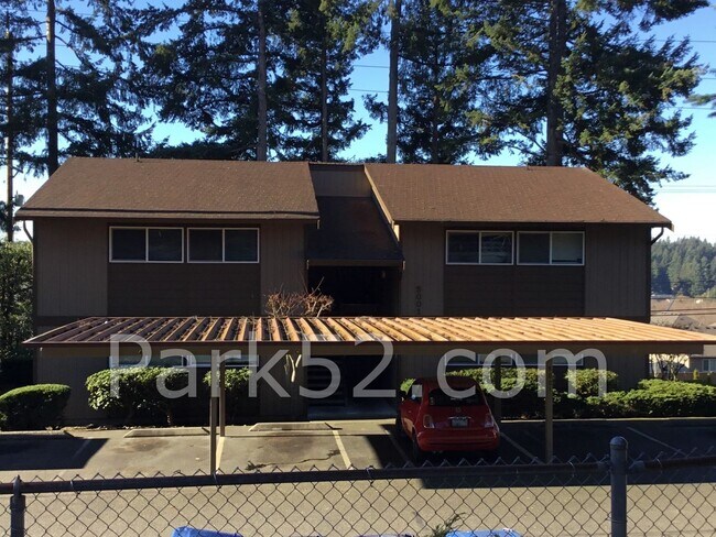 Foto del edificio - Upper Floor 2 Bedroom 1 Bath Apartment With Washer/Dryer!