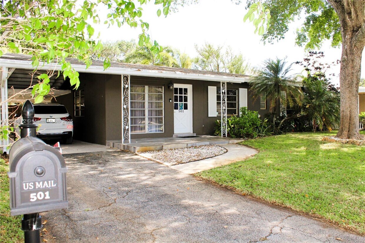 Foto principal - 501 NW 28th Ct