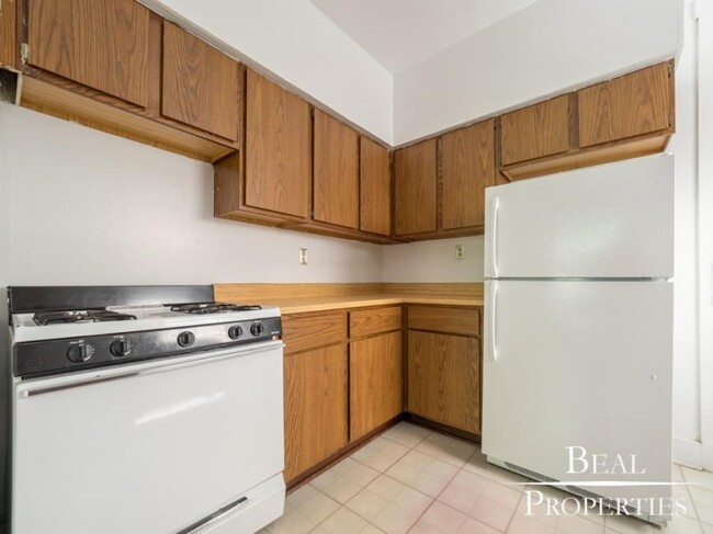 Building Photo - 1 bedroom in CHICAGO IL 60657