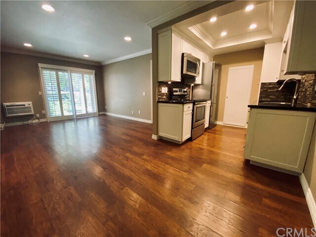 Building Photo - 960 E Bonita Ave