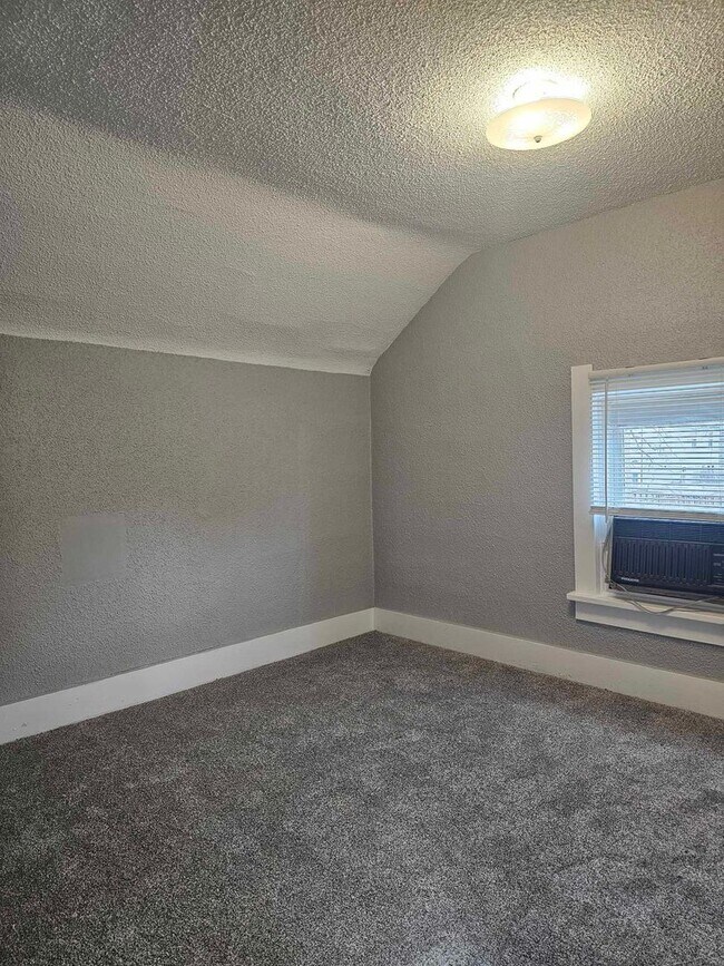 Building Photo - Unique home with lots of light!