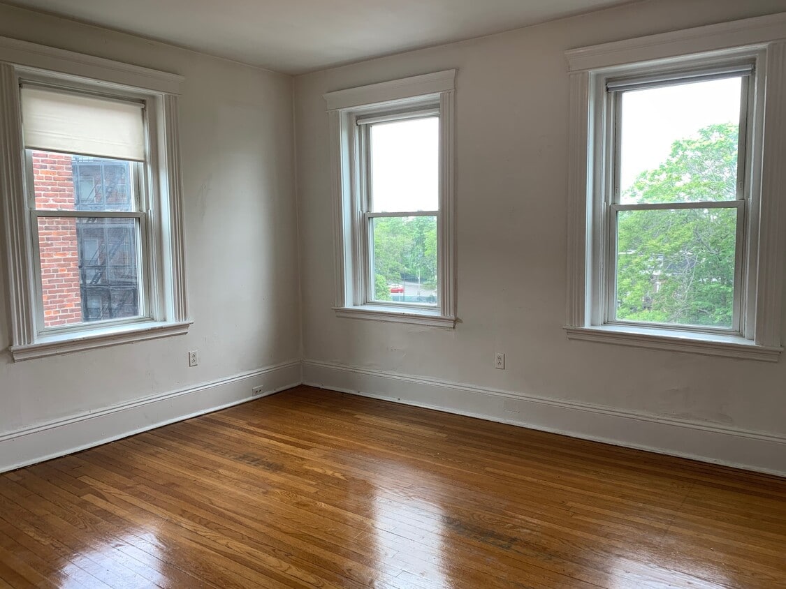 Primary Photo - 120 Warren St