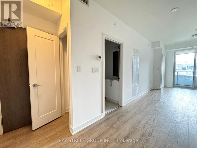 Photo du bâtiment - 576 Front St W