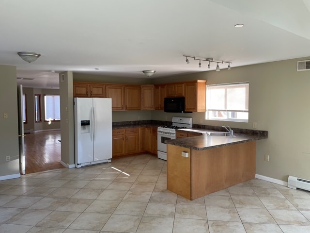 Primary Photo - 70 Bayview Ave