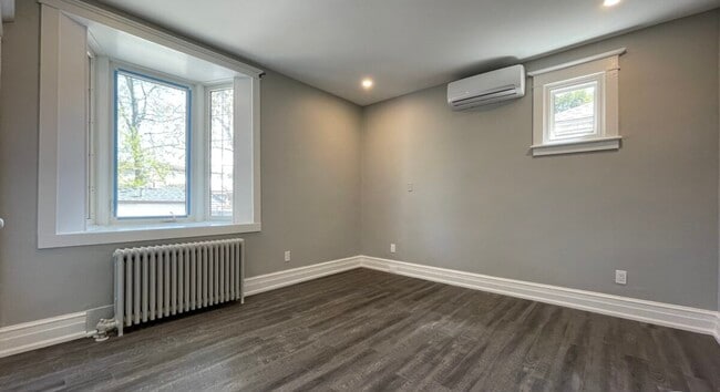 Building Photo - 11 Grosvenor Ave S