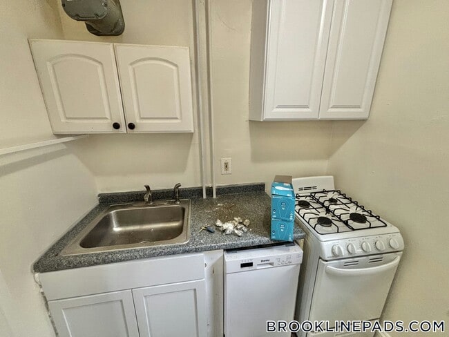 Building Photo - 352 Riverway