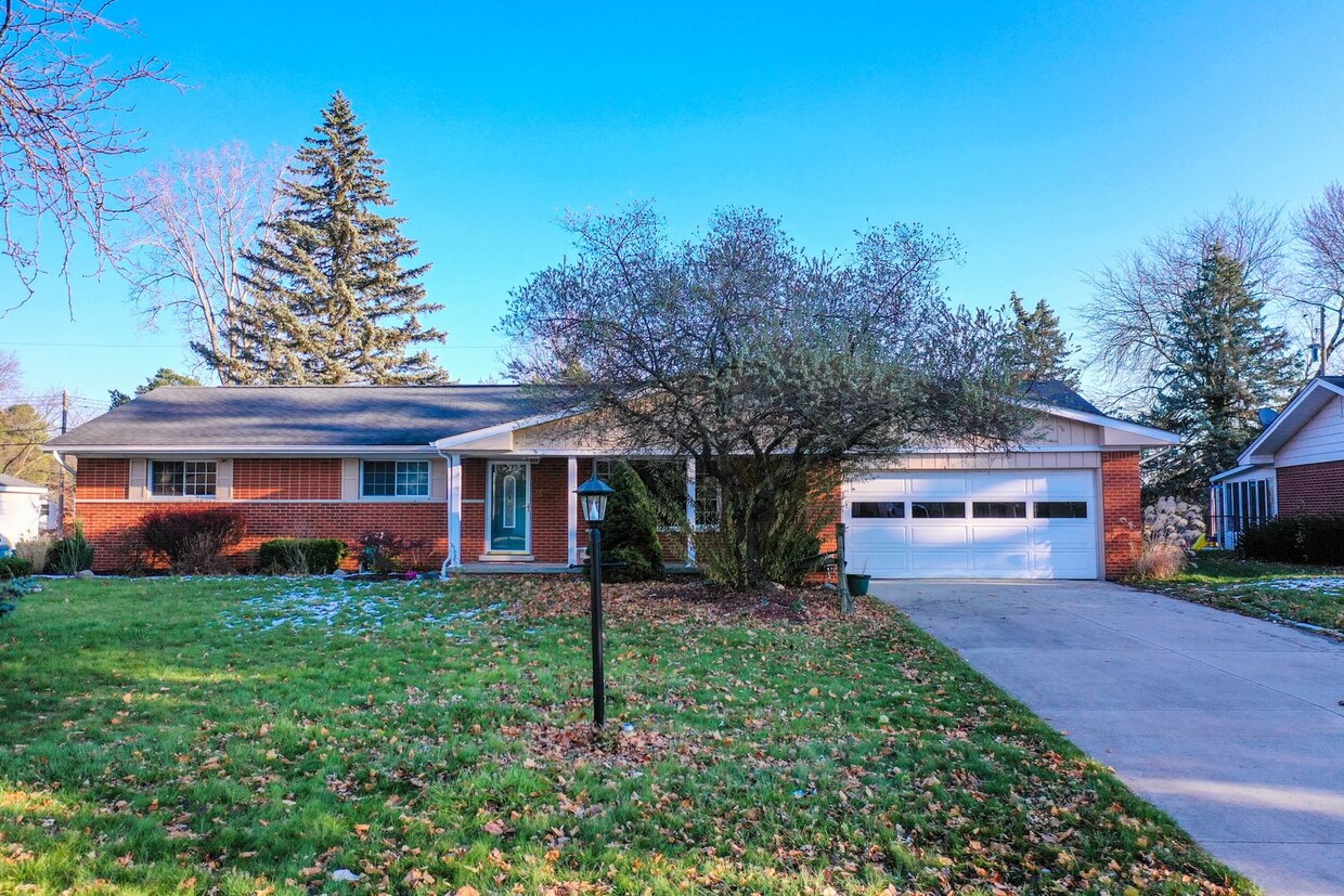 Primary Photo - Beautiful brick ranch in Grand Blanc Schoo...