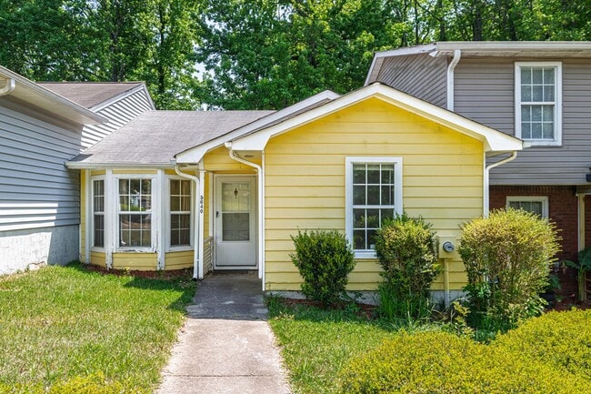 Foto del edificio - Updated 2BR Townhome Near Clayton State with Fenced Yard