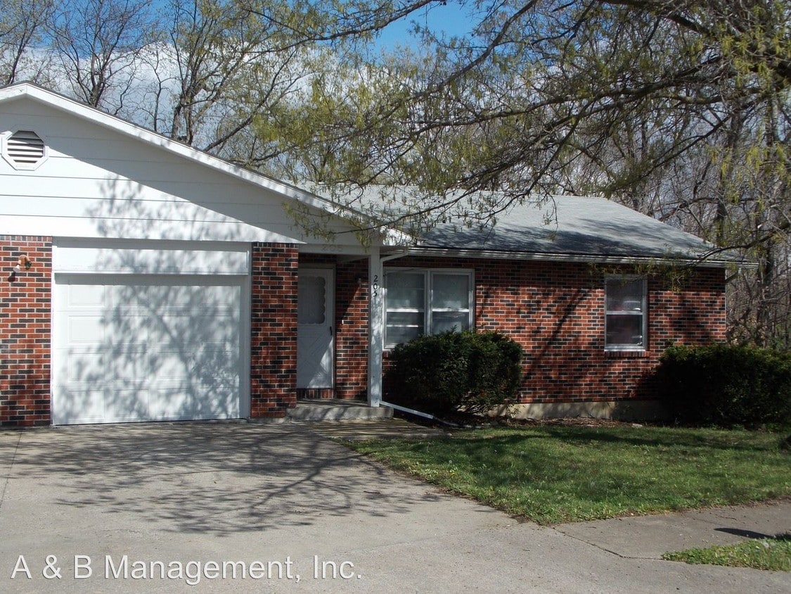 Building Photo - 4 br, 2 bath Apartment - 205 Briarcrest