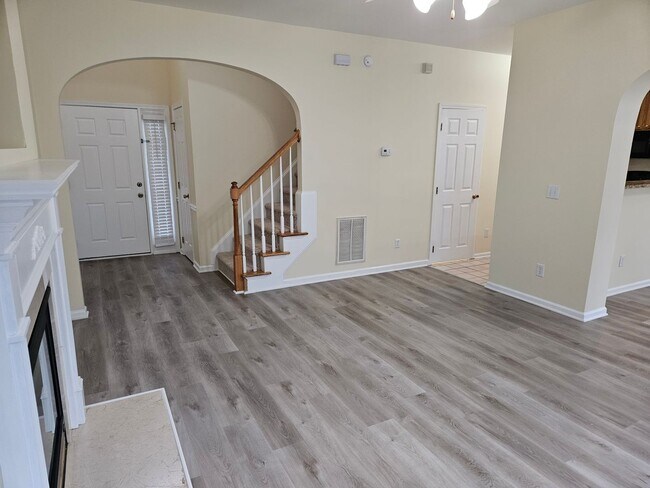 Foto del edificio - Lovely 3br/2.5ba in exc community, 2 car gar, exc deck, comm rec included!! Avail July 15, 2026!
