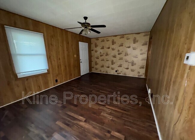 Building Photo - 4609 S Farnsworth St