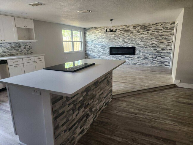 Foto del edificio - 7815 Bloomfield Dr