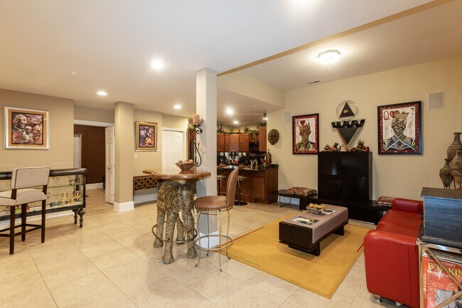 Foto del edificio - 815 E Oakwood Blvd