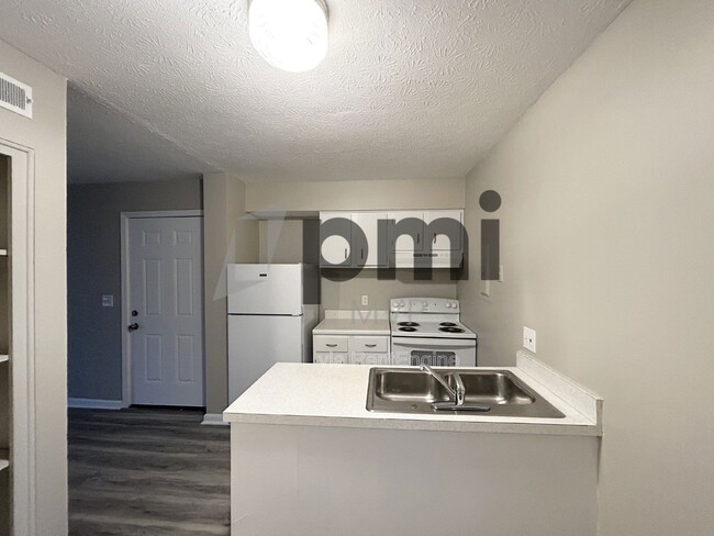 Building Photo - 828 Whitethorne Ave