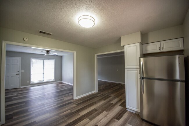 Building Photo - Beautiful home available today!