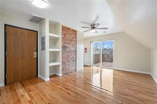 Building Photo - 322 Amber St