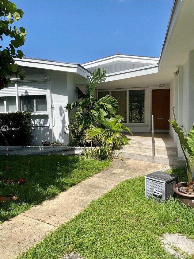 Primary Photo - 9240 Harding Ave