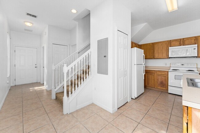 Building Photo - 3-Bedroom, 3-Bath Townhouse in Four Corner...