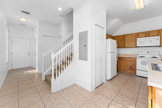 Foto del edificio - 3-Bedroom, 3-Bath Townhouse in Four Corner...