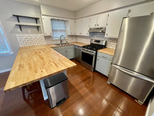 Foto del edificio - 12800 Craig Ave