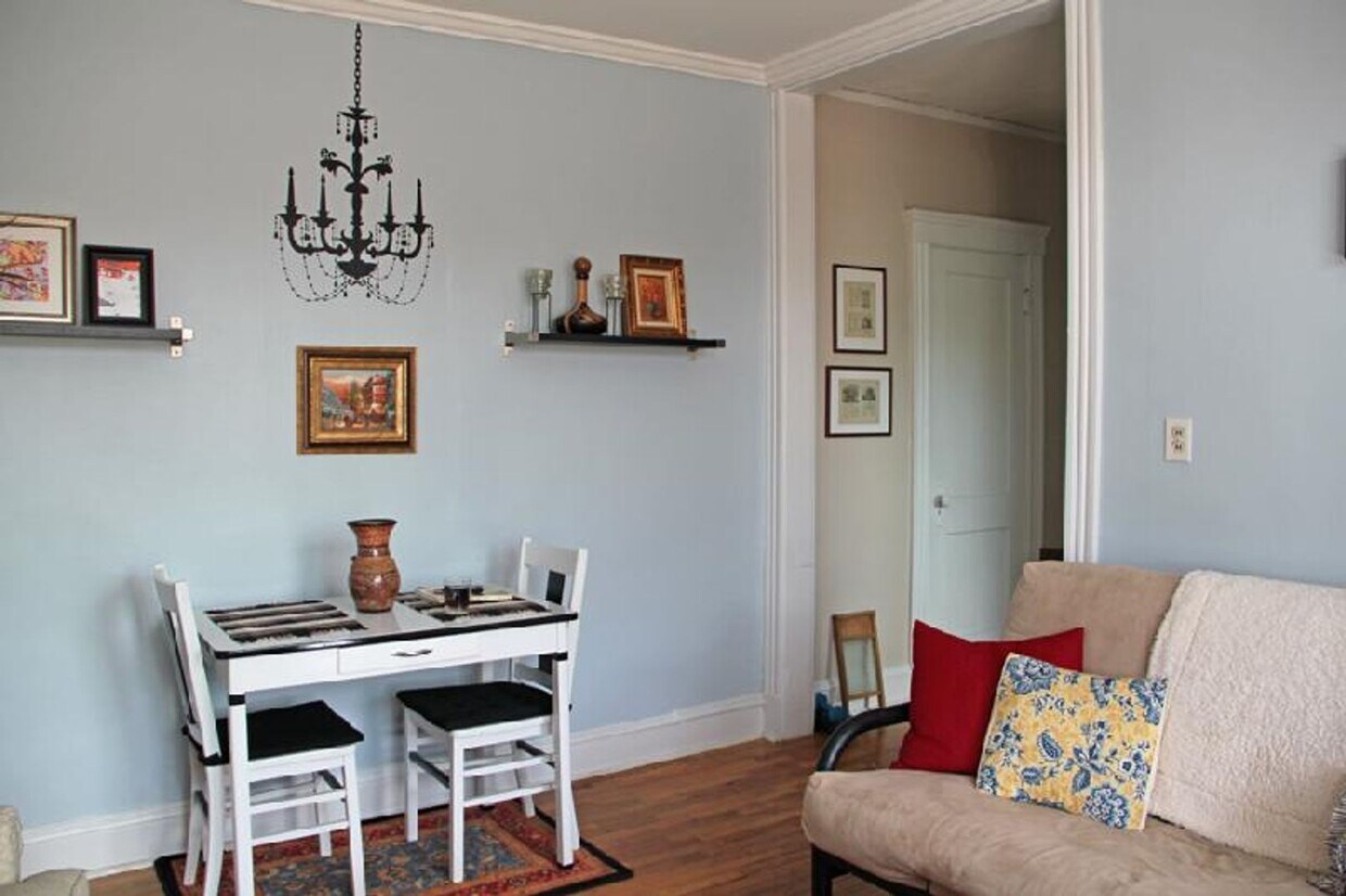 Building Photo - Charming 1 Bedroom
