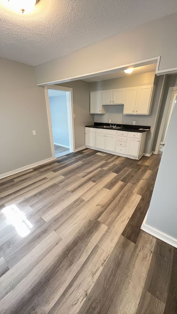 Building Photo - Beautiful 3 bedroom 1 bath home - Open to ...