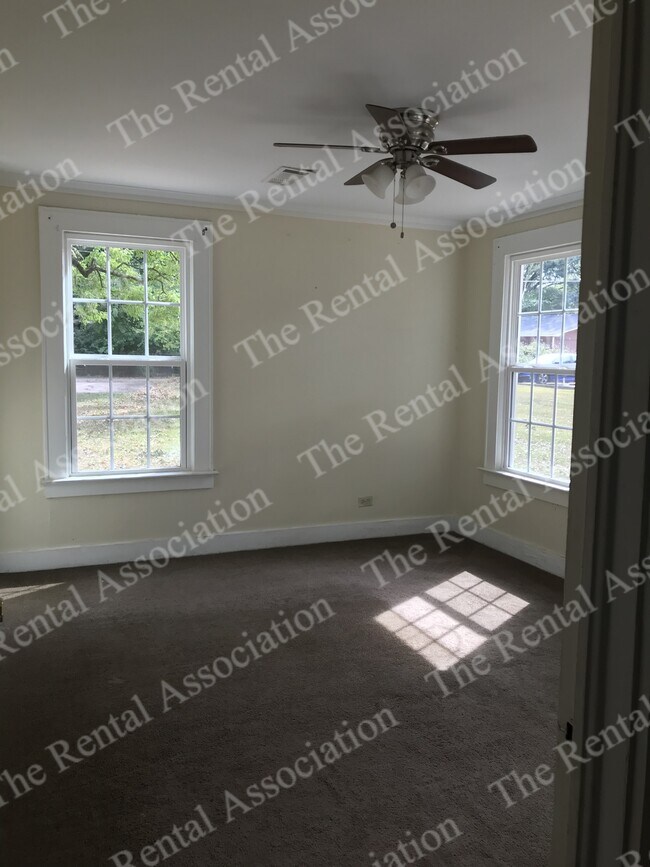 Foto del edificio - 1202 N McGuire Ave