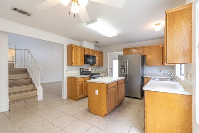 Building Photo - 300 Oakcrest Dr