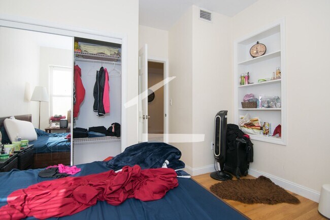 Foto del edificio - Nicely updated 4 bed for September!