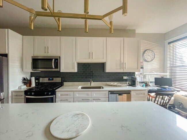 Foto del edificio - Amazing North Center 3 Bed / 1 Bath Unit Ready 4/2026! Hardwood Floors Throughout!