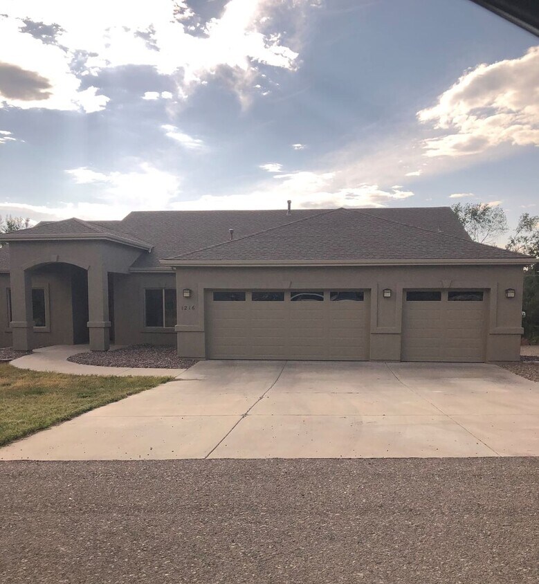 Foto principal - Four Bedroom Home w/3 Car Garage in Prescott